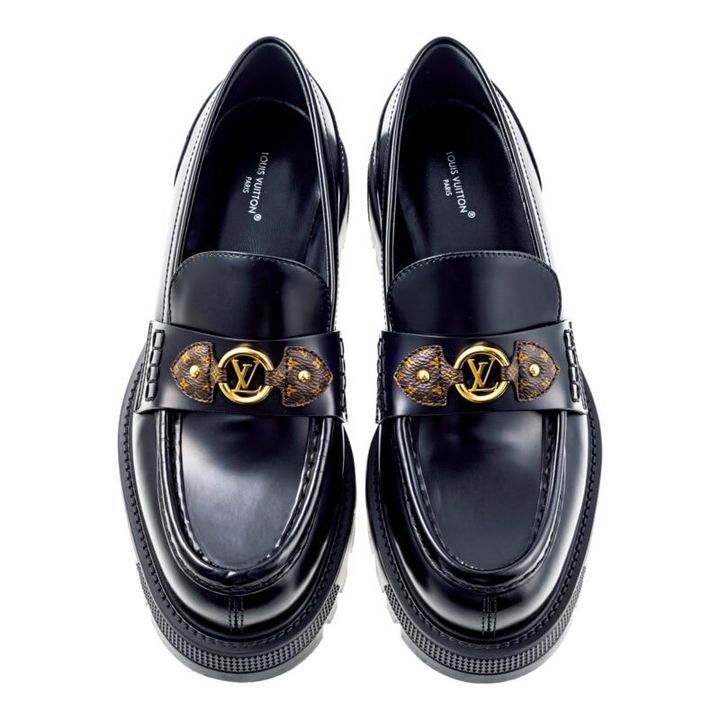 シックな《ディストリクト ローファー》。［H1.5］（ルイ･ヴィトン／ルイ･ヴィトン クライアントサービス） 