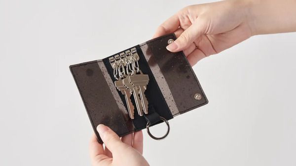 PVCに革の端材を練り込んだ新素材「OBRO」誕生！1stプロダクトをクラファンで販売中