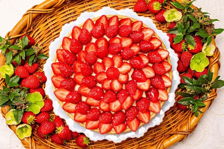 「三重県伊賀市産“伊賀満天星いちご”のタルト」(イートイン 1ピース1628円／テイクアウト 1ピース1598円)