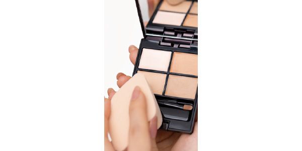 コンシーラーをスポンジに取る