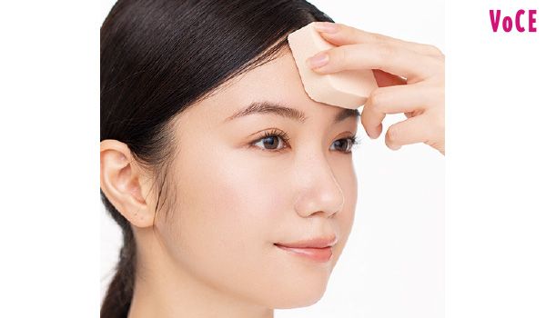 スポンジにコンシーラーを少量取り、気になる部分にオン