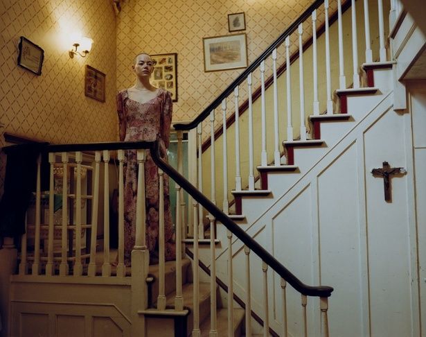 髪を剃る前後の圧倒的なビジュアルのギャップに注目 [c]2025 FOCUS FEATURES LLC.