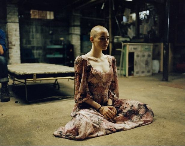 【写真を見る】ランティモス監督自らがシャッターを切った場面写真が到着 [c]2025 FOCUS FEATURES LLC.