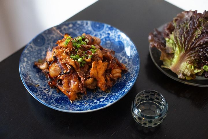 青ねぎや胡麻をかけて盛り付ける