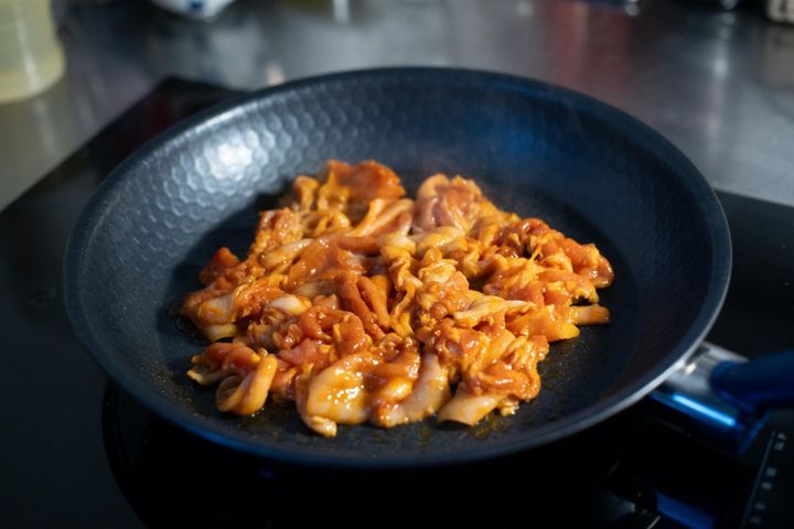 フライパンに広げ、触らずに焼く