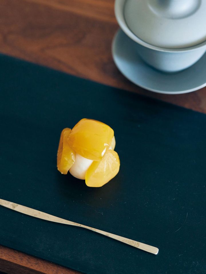 『とらや』のお菓子はわたしの特別。父の施設に行く際には毎回立ち寄り、父が亡くなった翌日もお菓子をいただいて気持ちを強くしました。月2回、生菓子が替わるので、そのつど訪れています」。菓子板は小山剛さん、菓子切りは坂野友紀さん、茶碗は森岡希世子さんの作品。