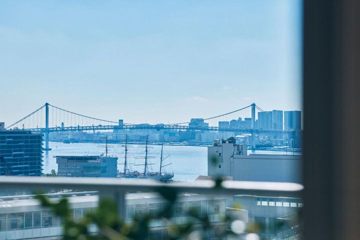 窓からの眺め。内見で目にした富士山がこの部屋を選ぶ決め手に。夜景の輝きも素敵。