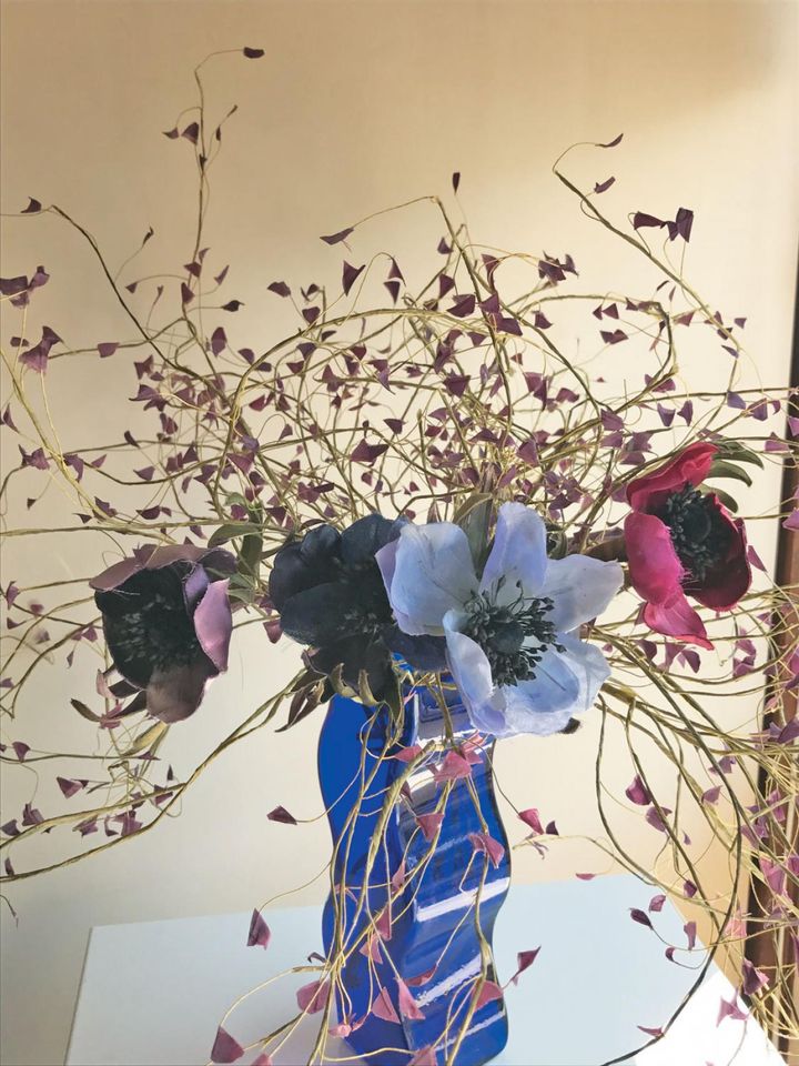 子どもの頃から手芸が大好きだった松原さん。今は、天然の花の表情を布で繊細に表現する布花作りにハマっている。「手先に集中していると余計なことを考えずにすみ、心が落ち着いてきます。あえて難しいものに挑戦して、出来上がったときの喜びを味わっています」