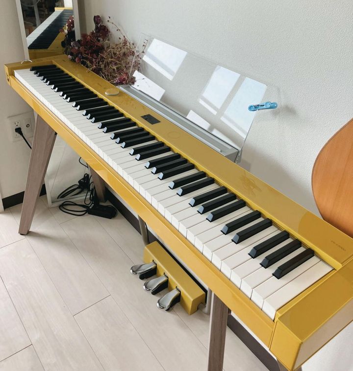 ピアノを始めてすぐ、黄色の電子ピアノに一目ぼれして購入。長続きするかしらという心配も吹き飛んだ。