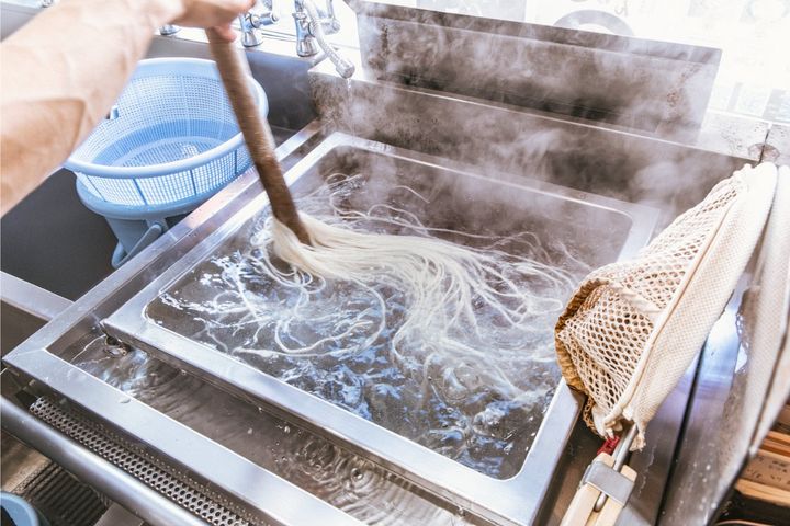 うどんを茹でる様子