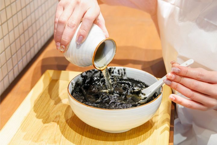 別添えの出汁をかける様子