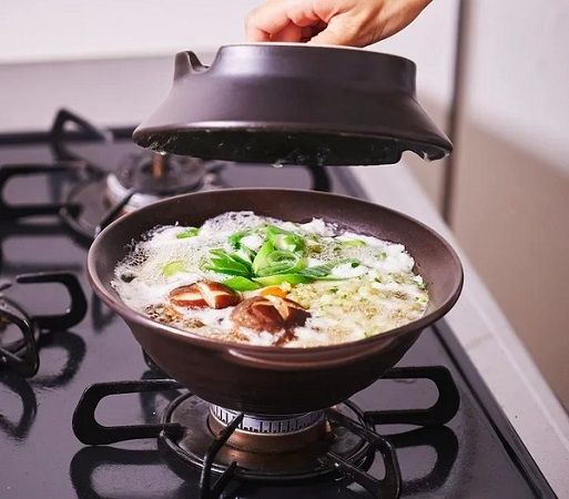 調理器具であり、最高の食器でもある“ズボラ”土鍋「KOKURYU」がクラファンに登場！