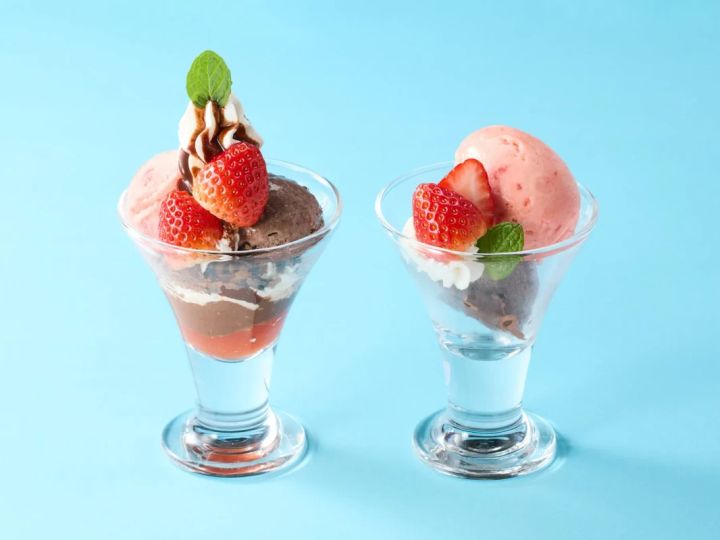 2つのグラスに入ったイチゴパフェ