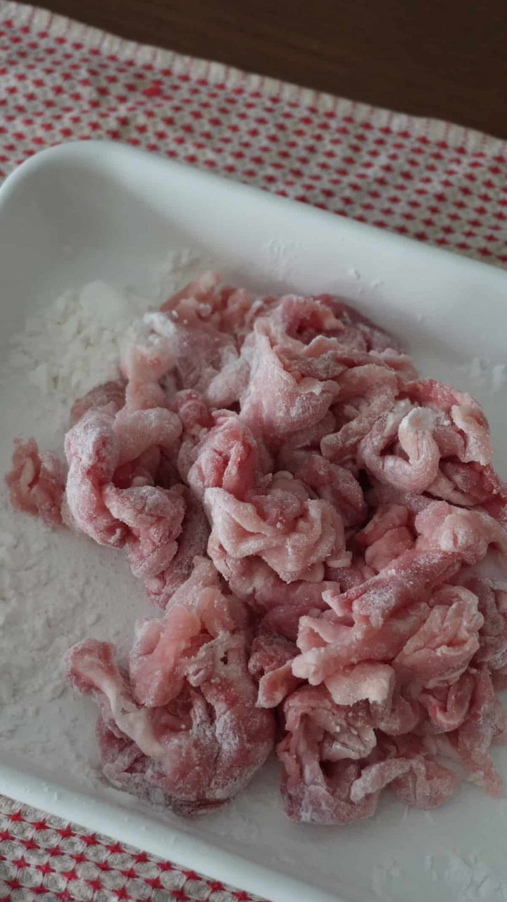 豚肉に片栗粉を塗す
