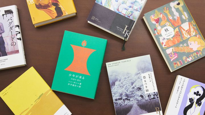 机に置かれた何冊かの本