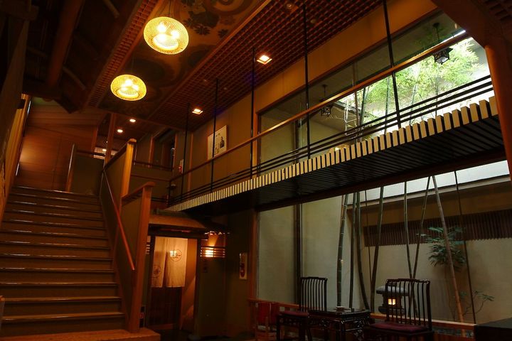 数奇屋建築の巨匠、平田雅哉が1960年に手がけた「平田館」。当時としては斬新な材料を使ったモダン数寄屋だ。