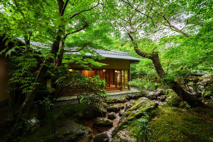 建築家・森辰男と作庭家・牧井貞二は、建物が自然と一体となる景観を追求した。