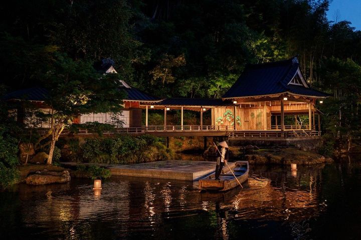 加賀・大聖寺藩主の前田利鬯から寄進され、明治後期に東京より移築した能舞台「月桂殿」。