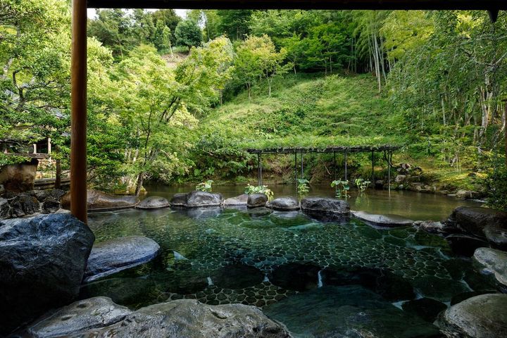 池を渡る風が心地よい野天風呂。無色透明で肌に優しい修善寺温泉の源泉をかけ流しで楽しめる。