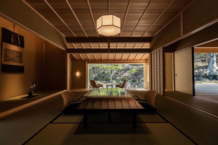 220㎡の広さを持つ贅沢な特別室「はなれ 天鼓」をはじめ、和の設えの中に洋のセンスを忍ばせた客室。