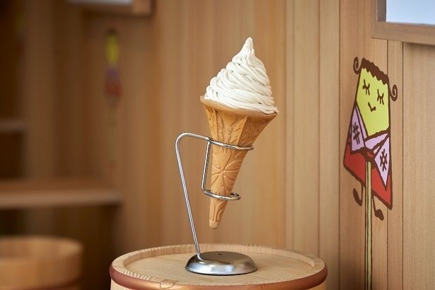 シャワーのように糸状に出されたプリンソフトクリーム