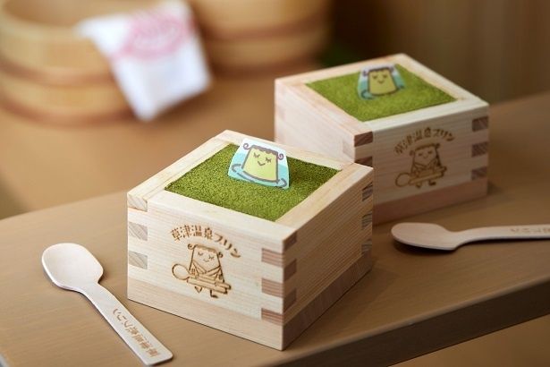 ひのき風呂に張られたお湯を再現したティラミス