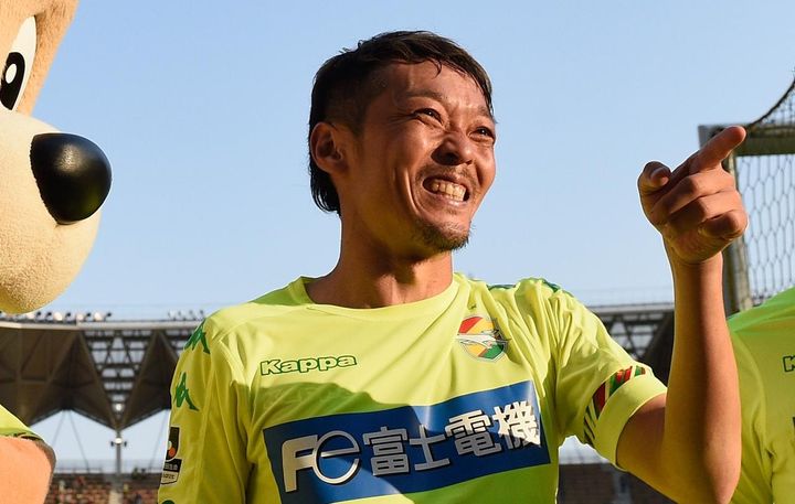 画像: ジェフユナイテッド千葉で勝利を喜ぶ羽生さん（ⓒGettyImages）