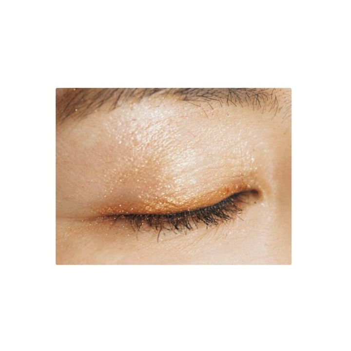 明るく華やかに！オレンジラメの囲み目