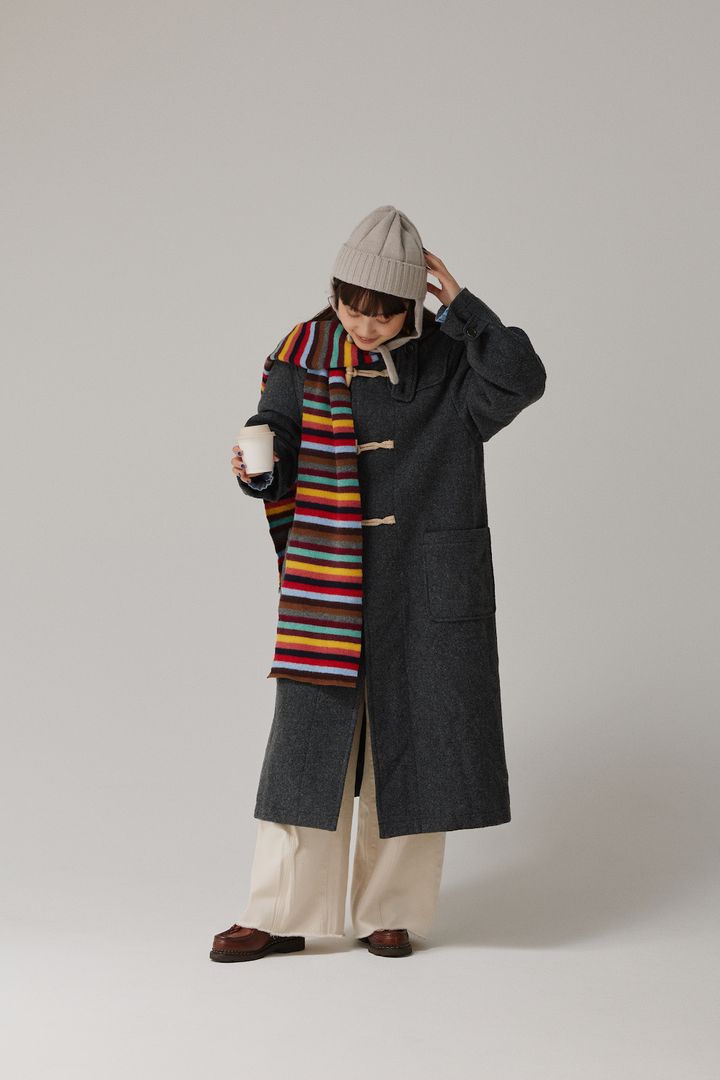 この冬の差し色はマルチボーダーのマフラーで。暗めのコートを華やかに【FUDGE FRIEND おしゃれさんの毎日コーディネート vol.646｜大島花菜】