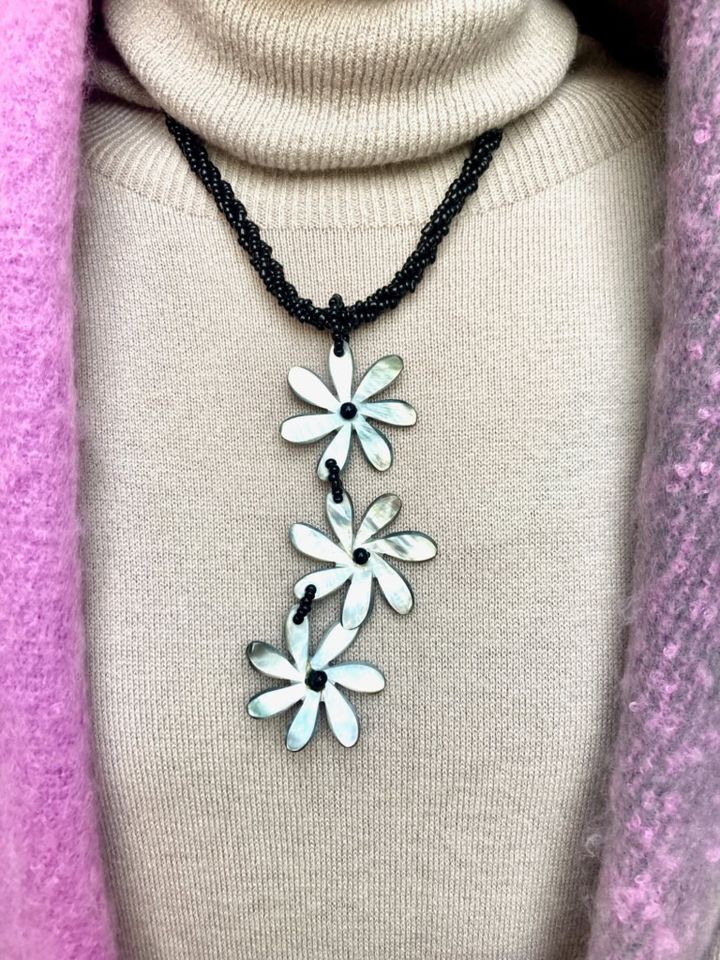 「シェルネックレスのグレーのような自然な光沢感がグレーヘアにマッチすると思ってチョイスしました。ワンピースもグレー味のあるアイボリーカラーなのでちょうどいい匙加減のポイントになりました」