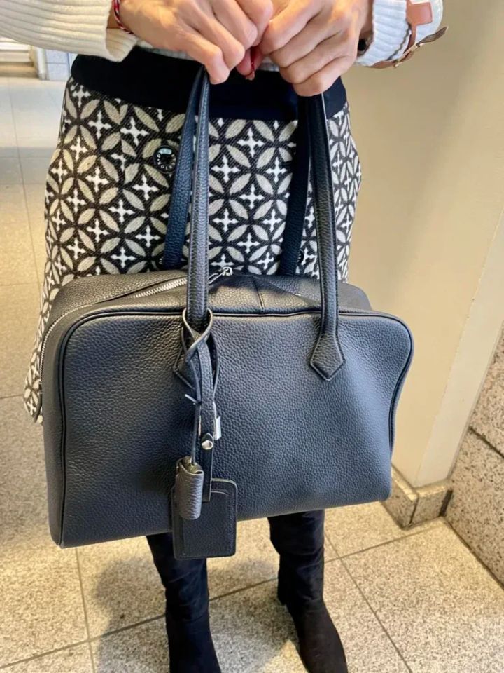 バッグは「orubia」。「ソフトレザーで扱いやすく、今っぽいボストン型が可愛くお気に入り！とにかくたくさん入るので、毎日のように持ち歩いています」