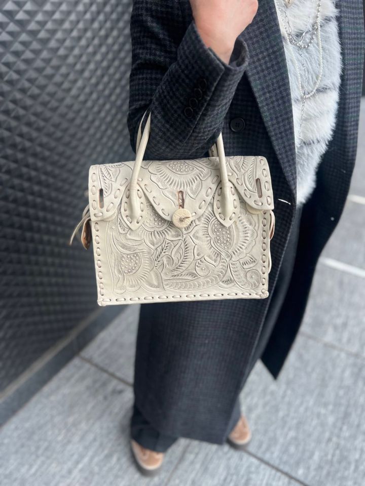 「『グレースコンチネンタル』のこのバッグはお気に入りすぎて、色違いのものを５点ほど持っています！持ち歩いていると『どこのバッグですか？』など褒められることが多くて嬉しいです。コーデのポイントになるのはもちろん、お食事からカジュアルなシーンにもマッチするのでヘビロテしています」