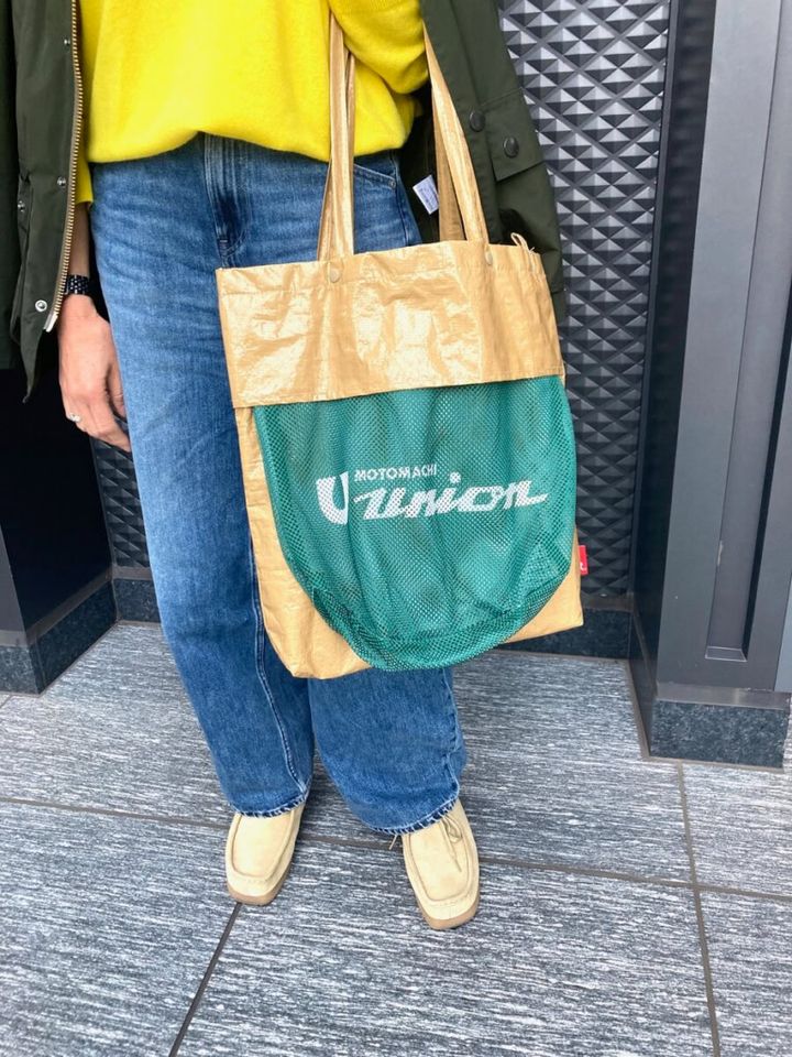 「バッグはBEAMS JAPAN×もとまちユニオンのエコバッグを。アウターとニット＆シューズの色とリンクさせ、色の渋滞を回避しました」