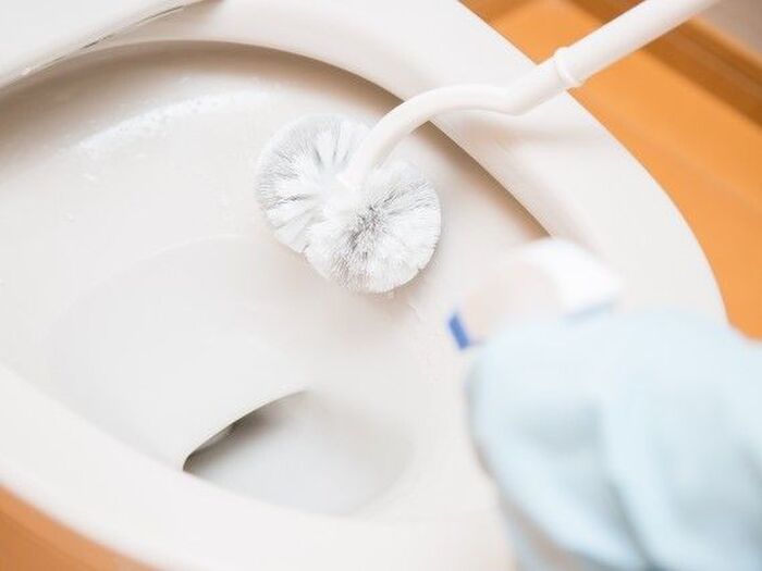 やっちゃダメ！！実は逆効果な「トイレ掃除」NG行動。どんどん汚くなっちゃいますよ…！