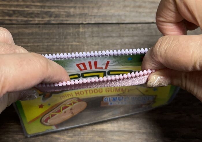 『お菓子袋×100均』で爆かわポーチが誕生♡縫わずに簡単に作れちゃいました！