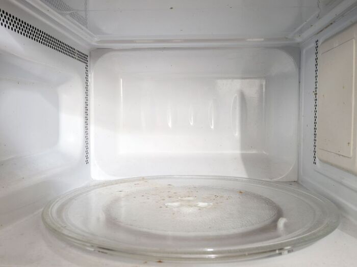 知らずに使い続けると危険！電子レンジの「寿命」と正しいお手入れ方法