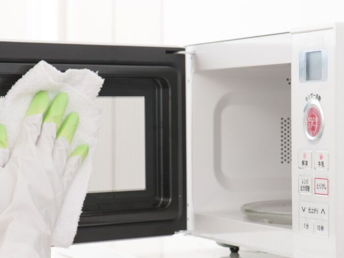 知らずに使い続けると危険！電子レンジの「寿命」と正しいお手入れ方法