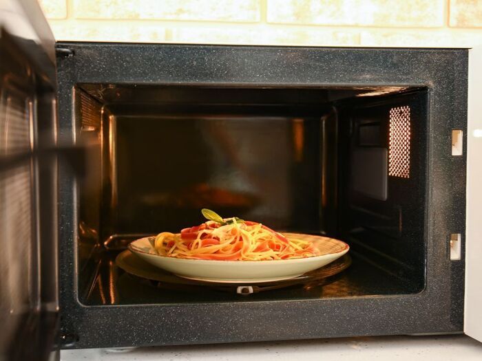 知らずに使い続けると危険！電子レンジの「寿命」と正しいお手入れ方法