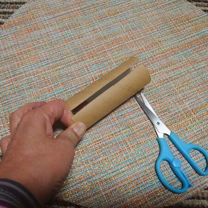 切り込みを入れるだけ！『トイレットペーパーの芯』が冬のお助けアイテムに早変わり♪