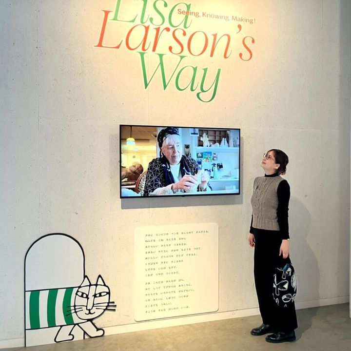 今日の美術館コーデは、ブラックの上下にベージュのベスト。仕上げに陶器のブローチを