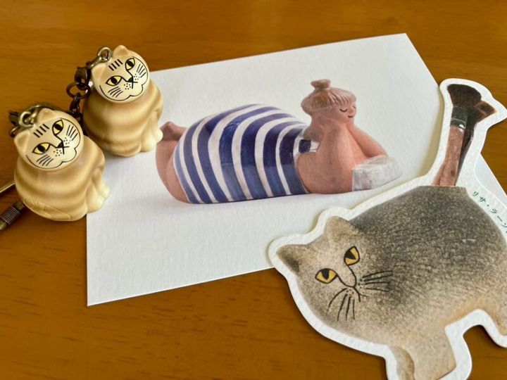 ミュージアムショップで購入した、お土産のキーホルダーとポストカード