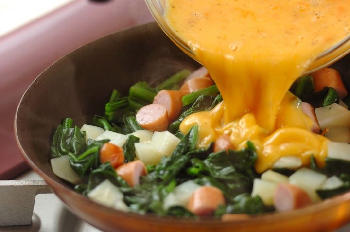 ソーセージとホウレン草入りオムレツの作り方1