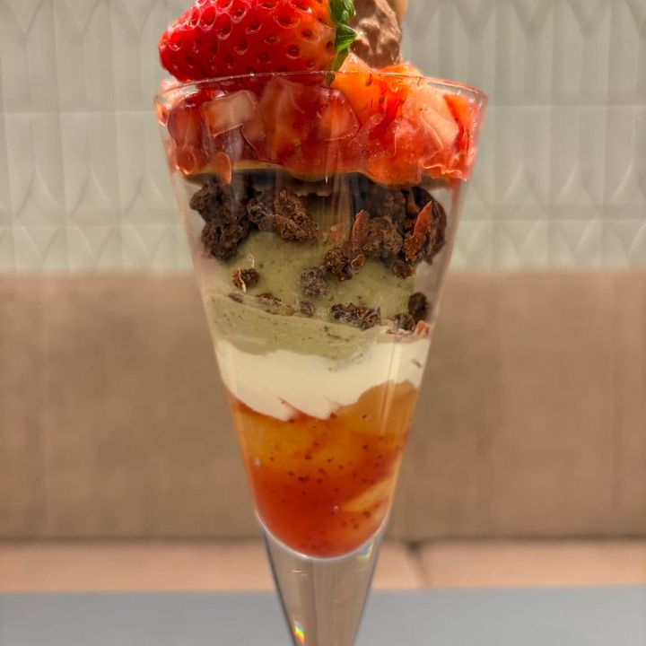 ゴディバ ジャスミンとローズ香るいちごパフェ