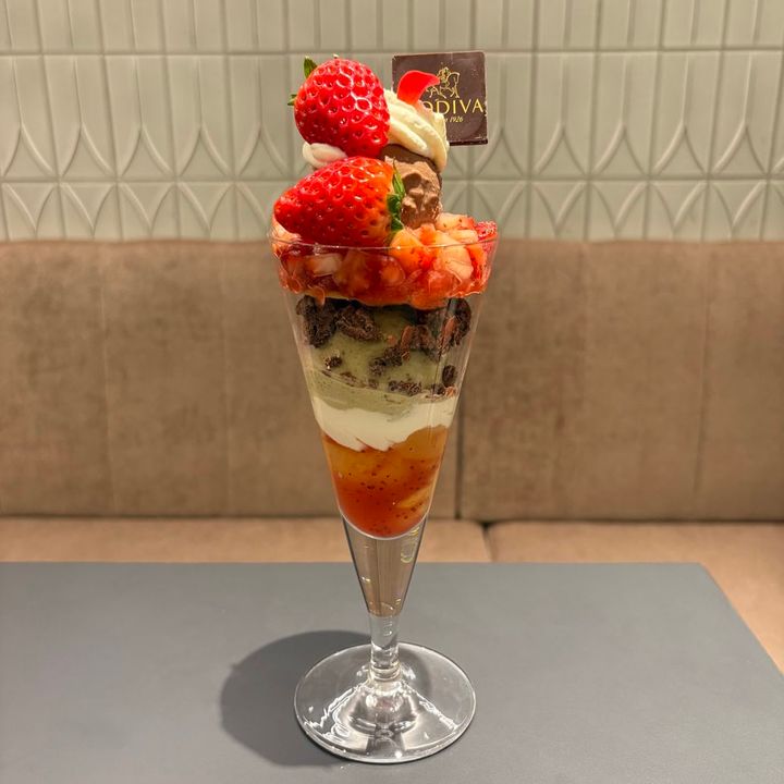 ゴディバ ジャスミンとローズ香るいちごパフェ