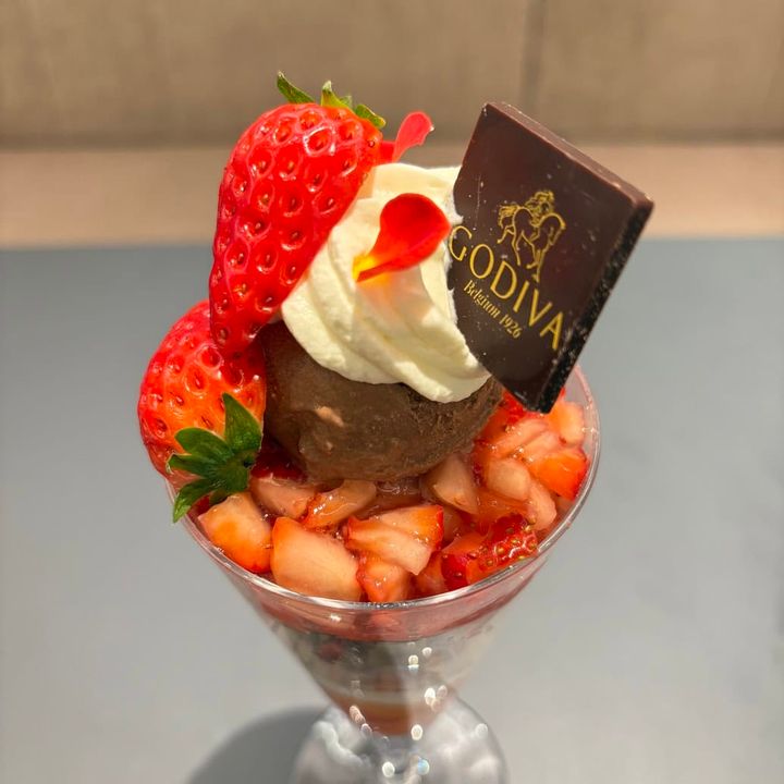 ゴディバ ジャスミンとローズ香るいちごパフェ