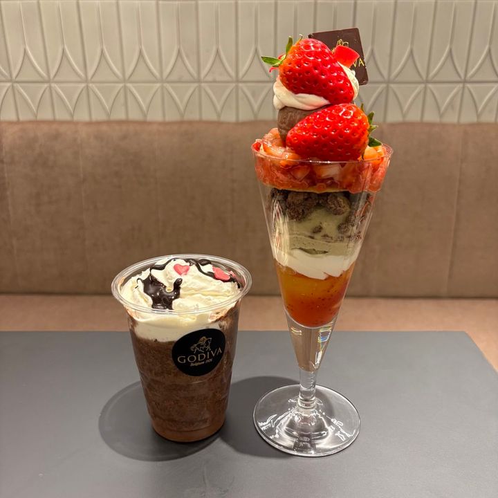 ゴディバ 生ショコラ ショコリキサー、ジャスミンとローズ香るいちごパフェ