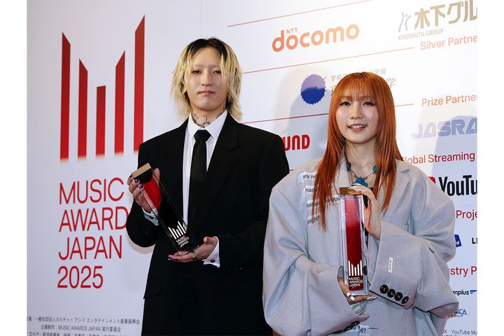YOASOBIのAyaseさん（左）とikuraさん（2025年5月22日、時事）