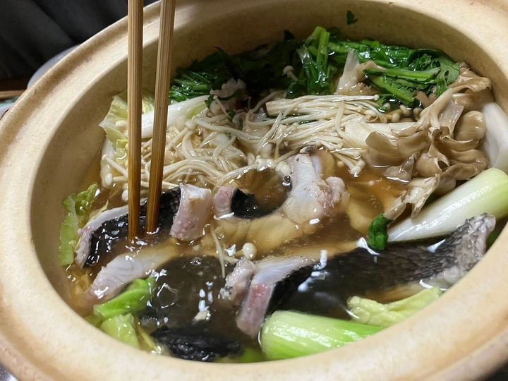 メジナ鍋。熱で身が反り返り、骨から外しやすくなったら食べ頃だ