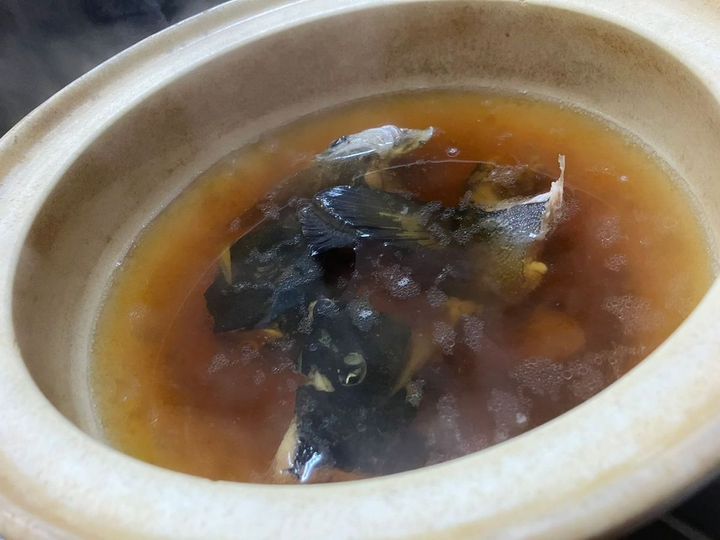 メジナ鍋を準備中。昆布・メジナのあら・塩・醤油で調味した汁はそのまま飲んでも十分においしい