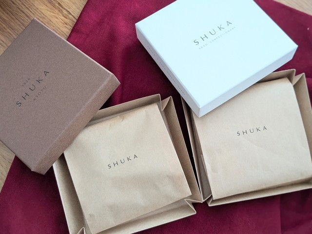 SHUKAのボックスを開けた様子（包み紙と2箱）